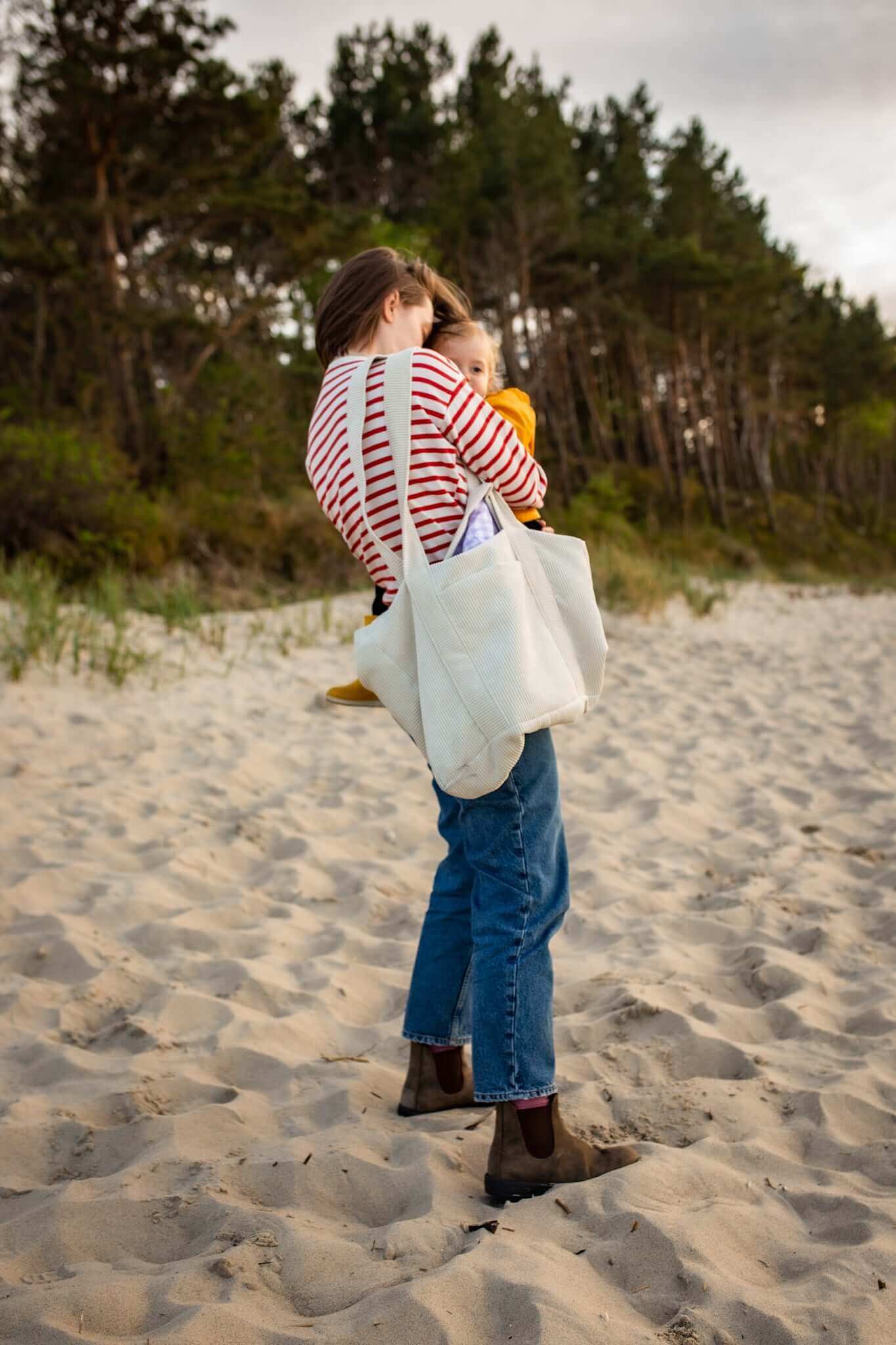 Young mom with corduroy shopper bag in cream colour on beach. Tote bag by bettys home